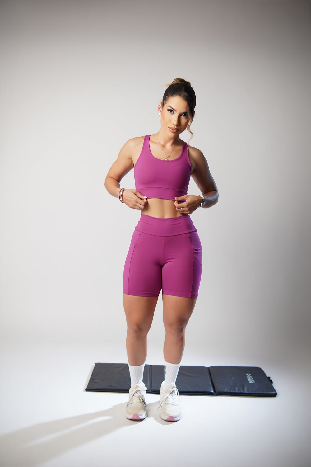 Modelo usando top fitness branco